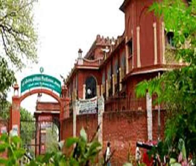 आगरा यूनिवर्सिटी की ओर से राजा महेंद्र प्रताप सिंह राज्‍य विश्‍वविद्यालय को पूरा सहयोग नहीं मिल पा रहा है।