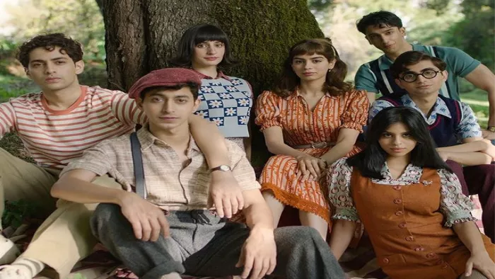 The Archies : लाल टोपी में मिहिर, उनके दाये अगस्त्य, बाएं से दूसरे नम्बर में खुशी, तीसरे नंबर पर सुहाना