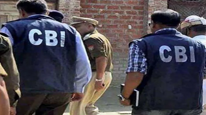 सीबीआइ टीम अन्य दो आरोपितों की तलाश में छापामारी कर रही है।