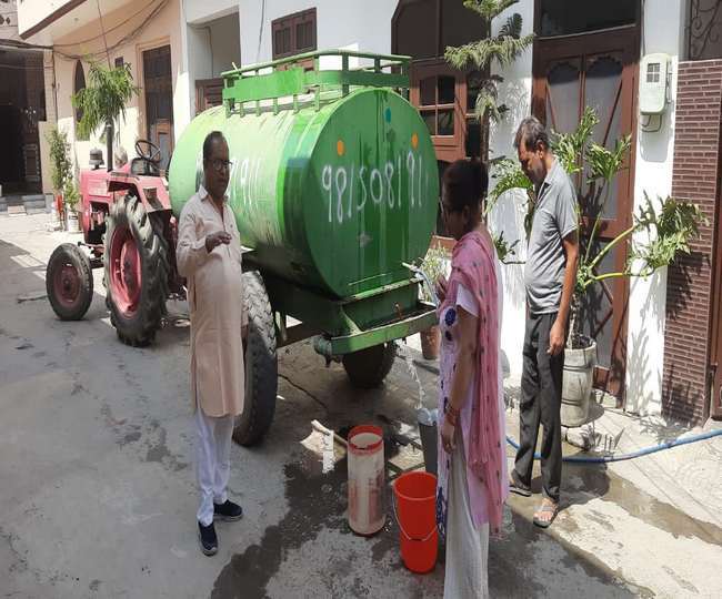 आप नेता दीनानाथ प्रधान लोगों की मदद करते हुए। (जागरण)