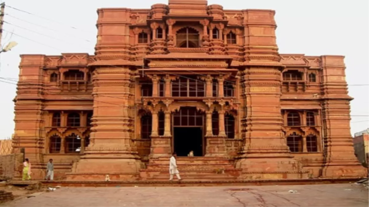 Govind dev Temple Vrindavan: सप्त देवालय में शामिल गोविंद देव मंदिर, शिल्पकला से चिढ़ औरंगजेब ने तुड़वा दी थीं चार मंजिलें