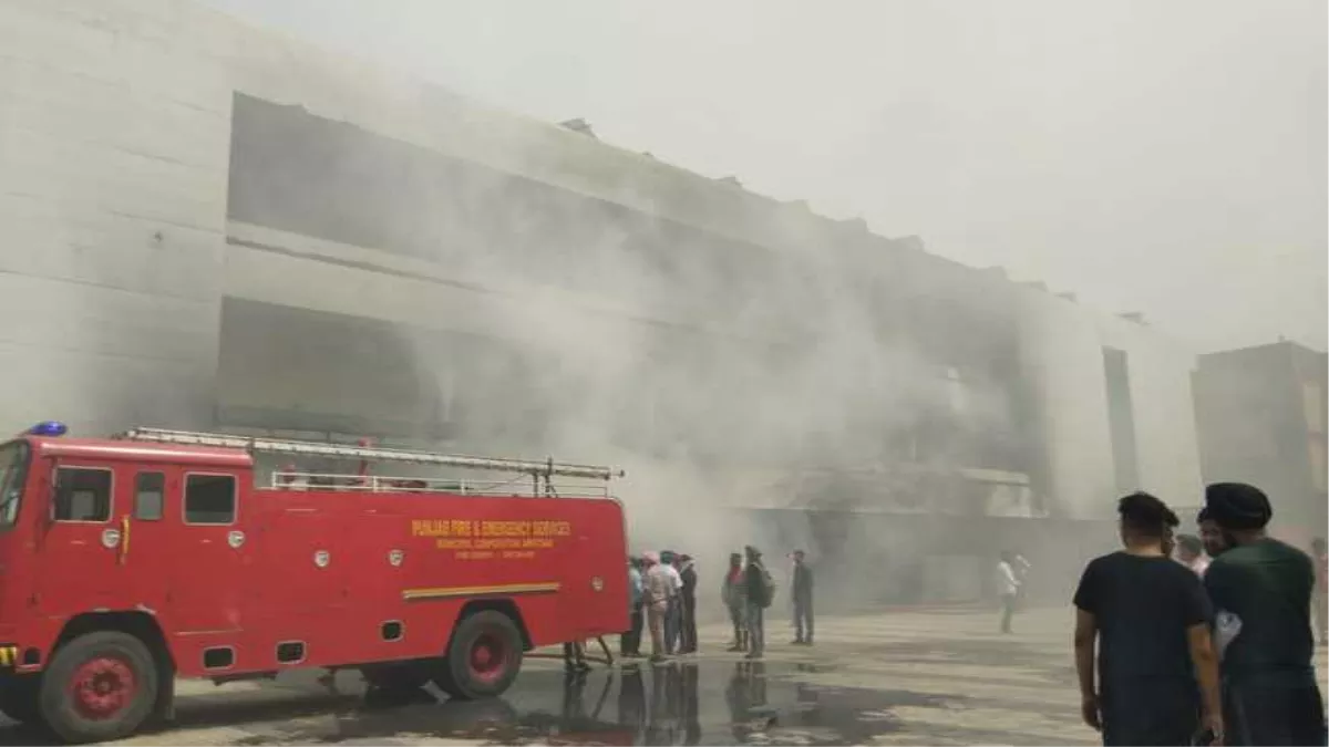 Fire In Amritsar: गुरु नानक देव अस्पताल में लगी भीषण आग, 600 मरीजों को निकालने के लिए तोड़ी खिड़कियां