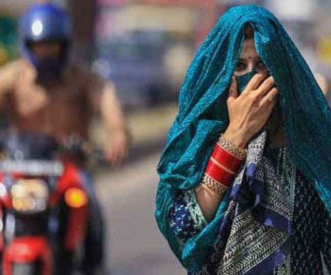 आसमान से आग बरस रही है और लोगों का जीवन मुहाल हो रहा है।