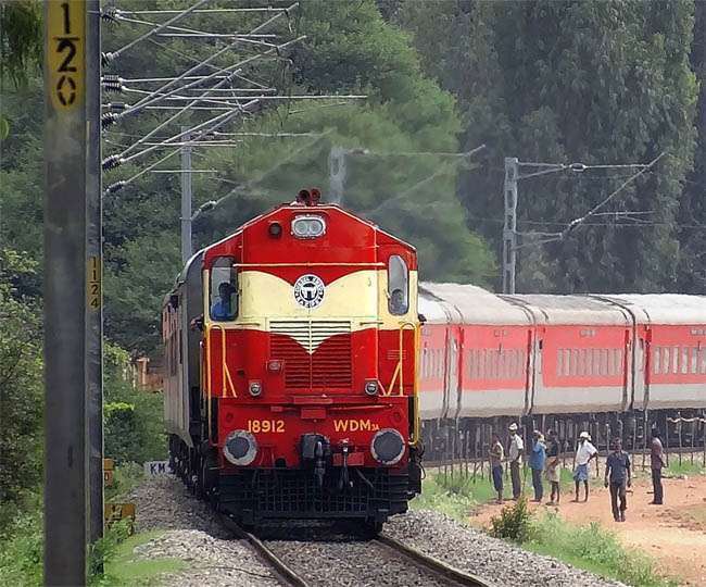 Indian Railways: ट्रेनों की लेट-लतीफी जारी, यात्री परेशान।