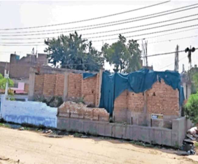 वर्षो से बवाना जेजे कालोनी में सरकारी जमीन पर कब्जा करने का खेल चल रहा है।