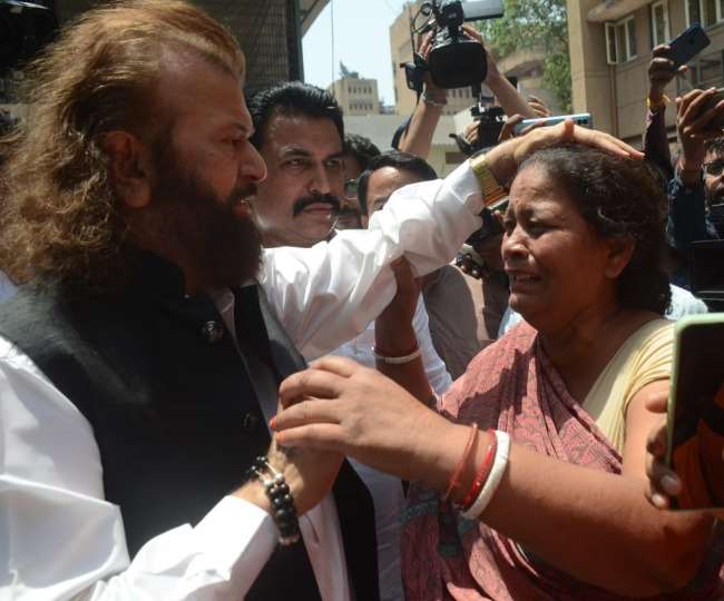 Mundka Fire: मुख्यमंत्री ने घटनास्थल पर अधिकारिियोंसे बातचीत की।
