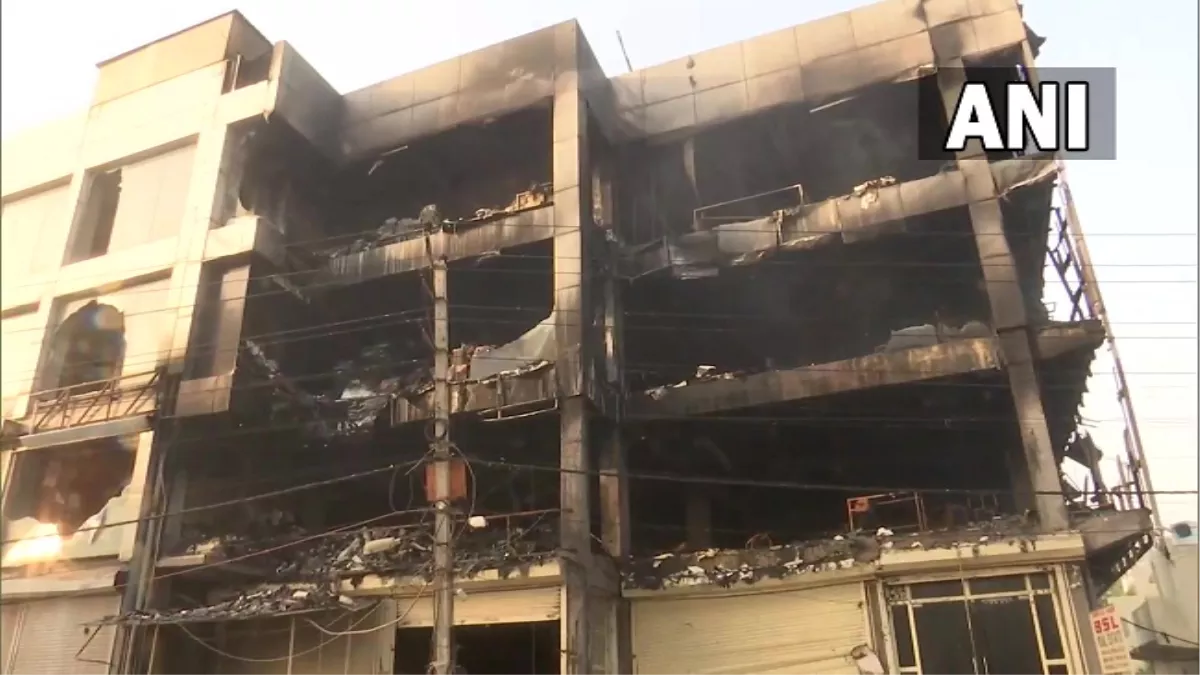 Delhi Mundka Fire News: लोगों को ग़मगीन कर रहा घटनास्थल का मंजर, जिसने भी देखा नम हो आईं आंखें