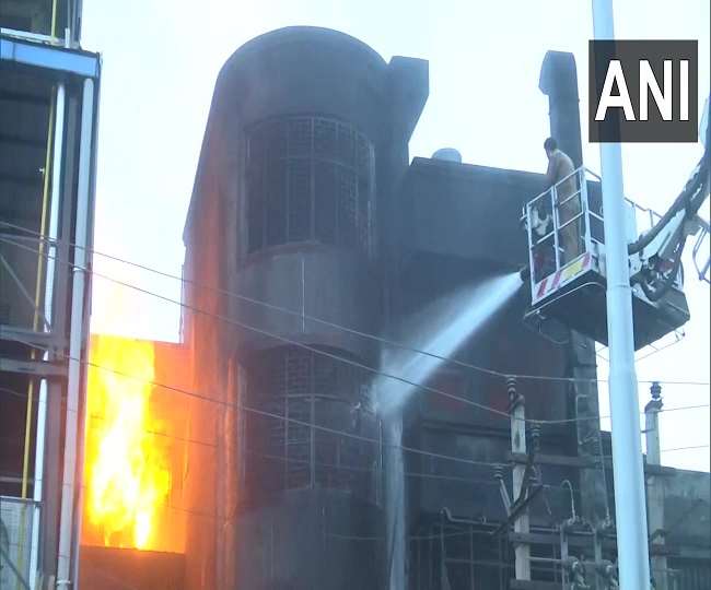 दिल्ली के नरेला इलाके में प्लास्टिक फैक्ट्री में लगी आग (सोर्स- एएनआई)