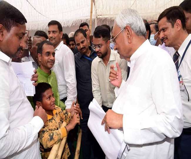मुख्यमंत्री नीतीश कुमार को अपनी समस्या बताता सोनू कुमार।