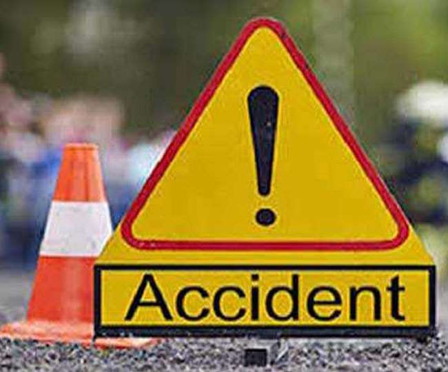 Road Accident: ईचागढ़ में सड़क हादसे में करीब 17 सवारी घायल।