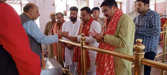प्रशिक्षण वर्ग में भाग लेने पहुंचे संबित पात्रा ने मां चामुंडा मंदिर में पूजा अर्चना की।