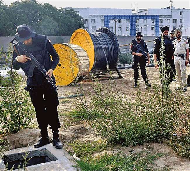 बीते दिनों मोहाली में पुलिस के खुफिया शाखा के मुख्यालय पर हुए हमले की जांच में जुटे सुरक्षा अधिकारी। फाइल
