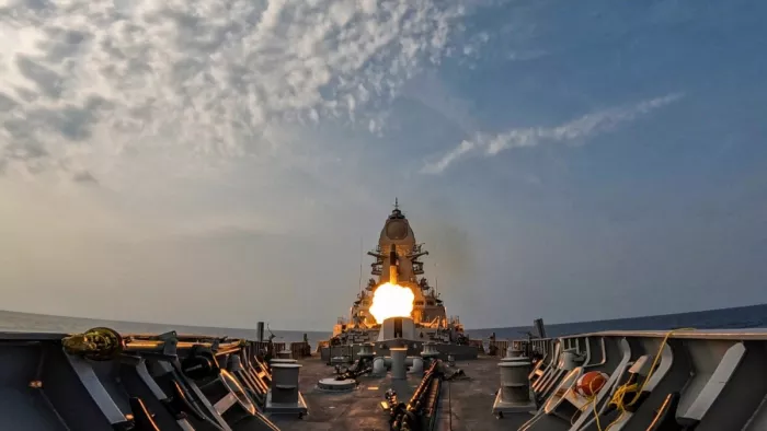 INS मोरमुगाओ ने ब्रह्मोस सुपरसोनिक क्रूज मिसाइल फायरिंग में सफलतापूर्वक टारगेट पूरा किया।