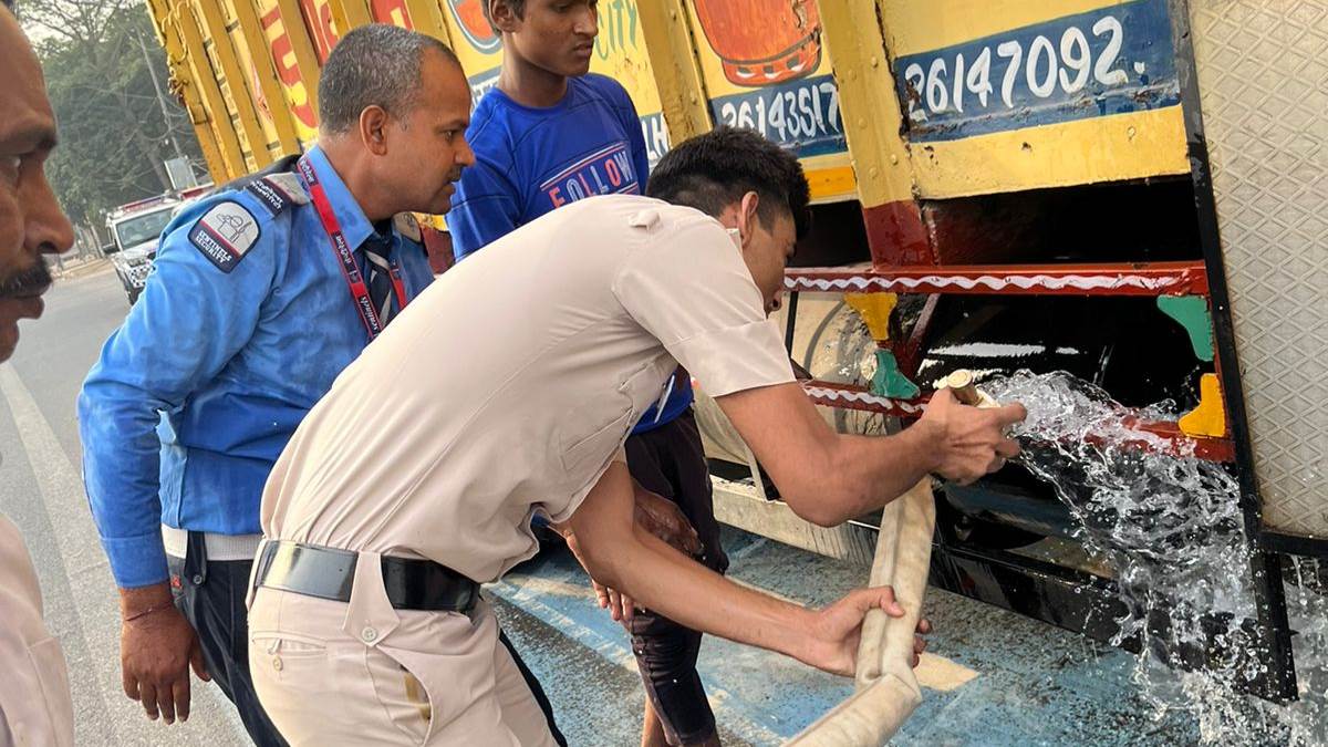 ncr delhi fire break out in truck filled with lpg cylinders big accident was averted due to understanding of driver and helper