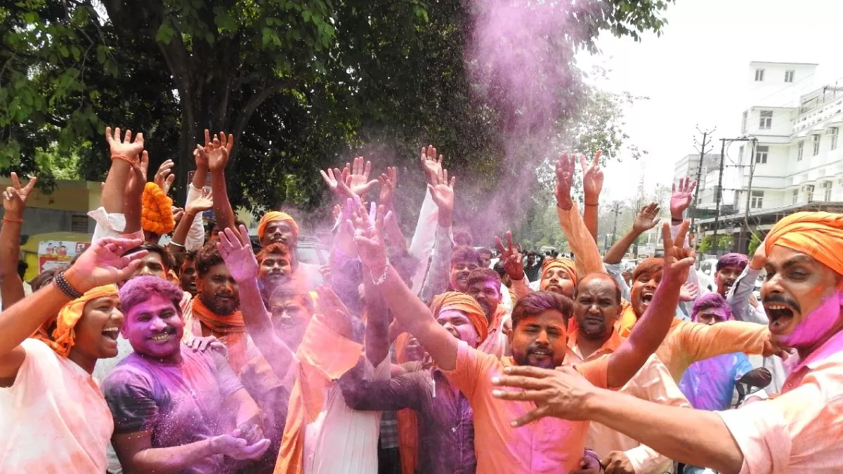 Gorakhpur Nagar Nigam Chunav Result: जीतते रहे प्रत्याशी, बजे ढोल-नगाड़े, खूब उड़े अबीर-गुलाल