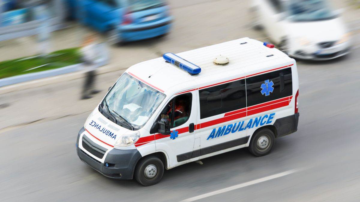https://www.jagranimages.com/images/newimg/14052024/14_05_2024-ambulance_23717410.jpg