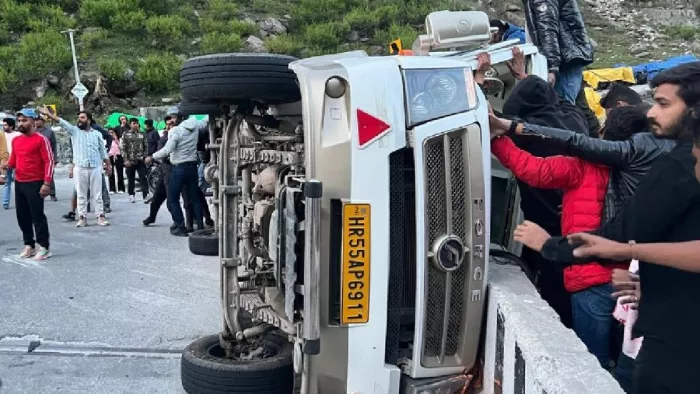 Himachal Bus Accident: धुंधी पुल के पास पलटा पर्यटक वाहन।