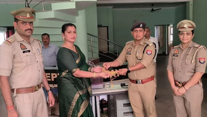 पर्यटन पुलिस ने पुणे की किन्नर का जेवर से भरा बैग तलाशकर लौटाया।