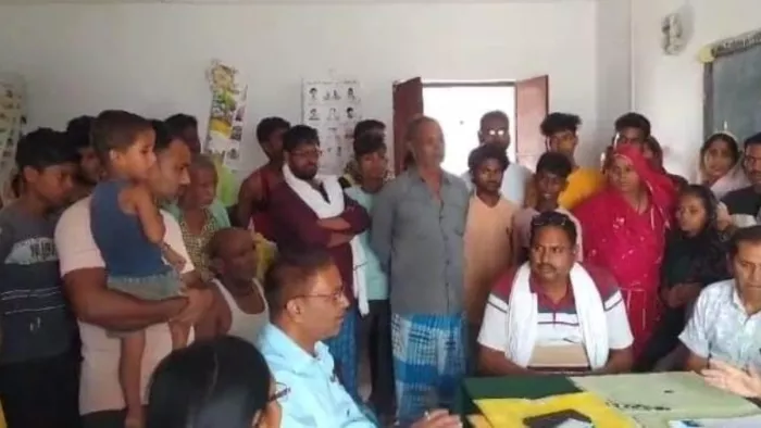 घटना के बाद स्कूल परिसर में शिक्षिका को समझाते स्थानीय जनप्रतिनिधि व ग्रामीण (फोटो- जागरण)