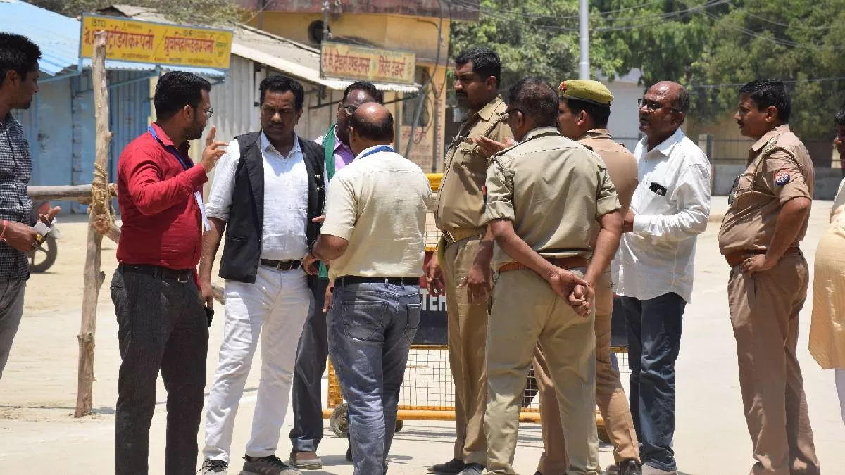 Farrukhabad: भाजपा प्रत्याशी की कार व निजी सचिव के मंडी में एंट्री पर भड़के AAP व सपाई, लगाए आरोप- उन्हें रोका गया तो…