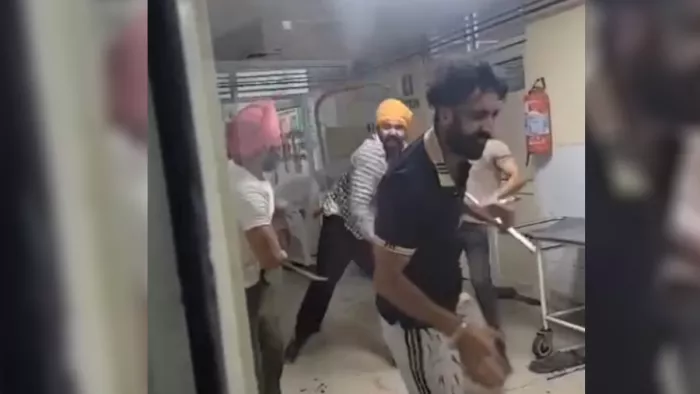 गुरदासपुर के अस्पताल में दबंगों की गुंदागर्दी, दो मरीज किए घायल