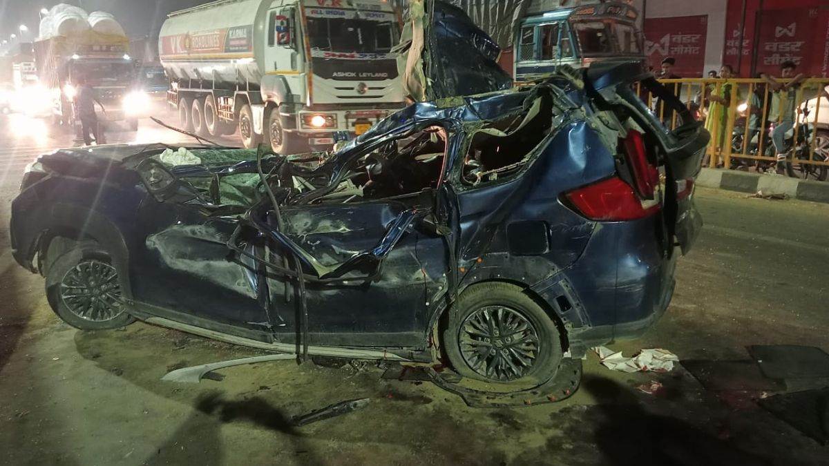 garhmukteshwar road accident car collided with divider reached wrong direction five died two injured