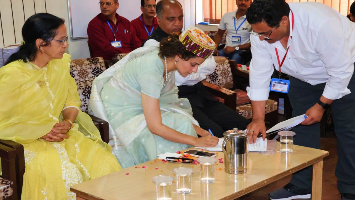 एक्ट्रेस कंगना रनौत ने मंडी सीट से दाखिल किया अपना नामांकन पत्र, पूर्व सीएम जयराम भी थे साथ