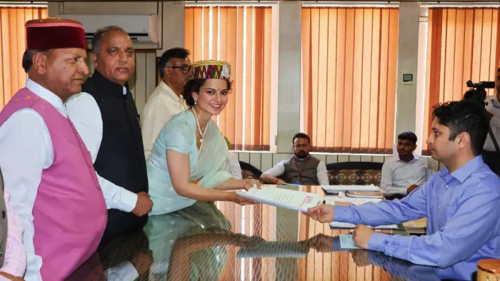 मंडी सीट से कंगना रनौत ने भरा अपना नामांकन पत्र।