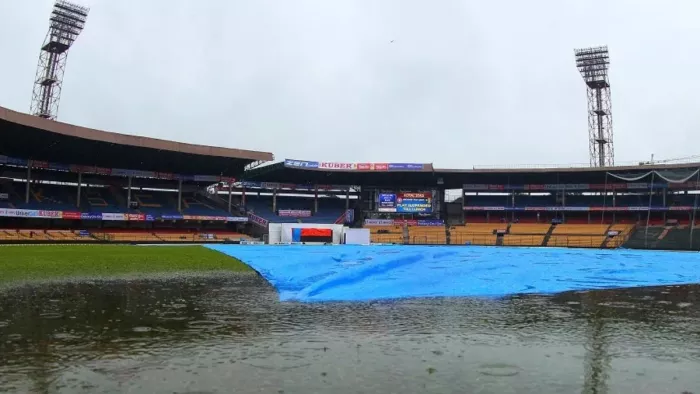 RCB vs CSK Weather Report: बारिश फेर सकती है आरसीबी के प्लेऑफ में पहुंचने के सपने पर पानी