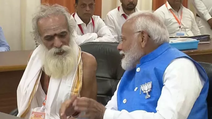 नामांकन कक्ष में प्रस्तावकों के साथ बैठे प्रधानमंत्री नरेंद्र मोदी।