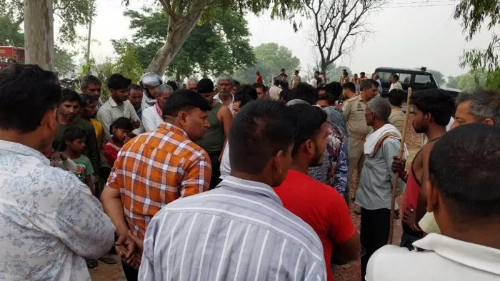 Mathura News: बक्से में मिली लाश के बाद मौके पर जुटी भीड़ व पुलिस। (फाइल फाेटो)