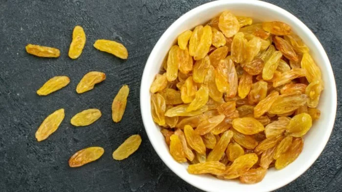 सुबह उठकर किशमिश वाला पानी पीने के फायदे। (Image Credit - freepik)