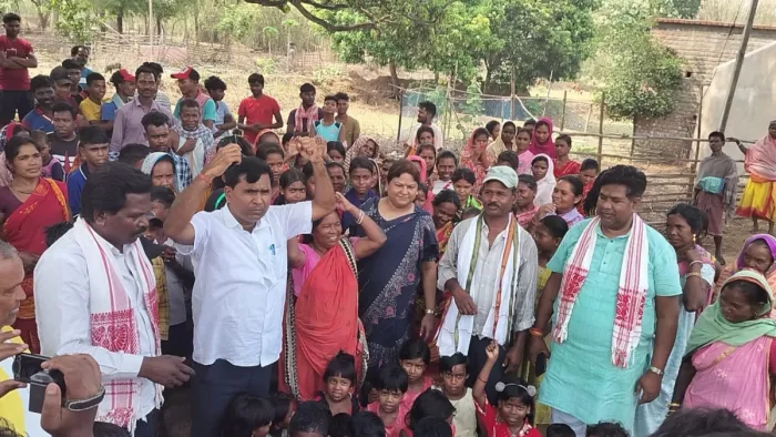 तरिणी में ग्रामीणों से मिलने पहुंची सीता सोरेन व अन्य। फोटो- जागरण