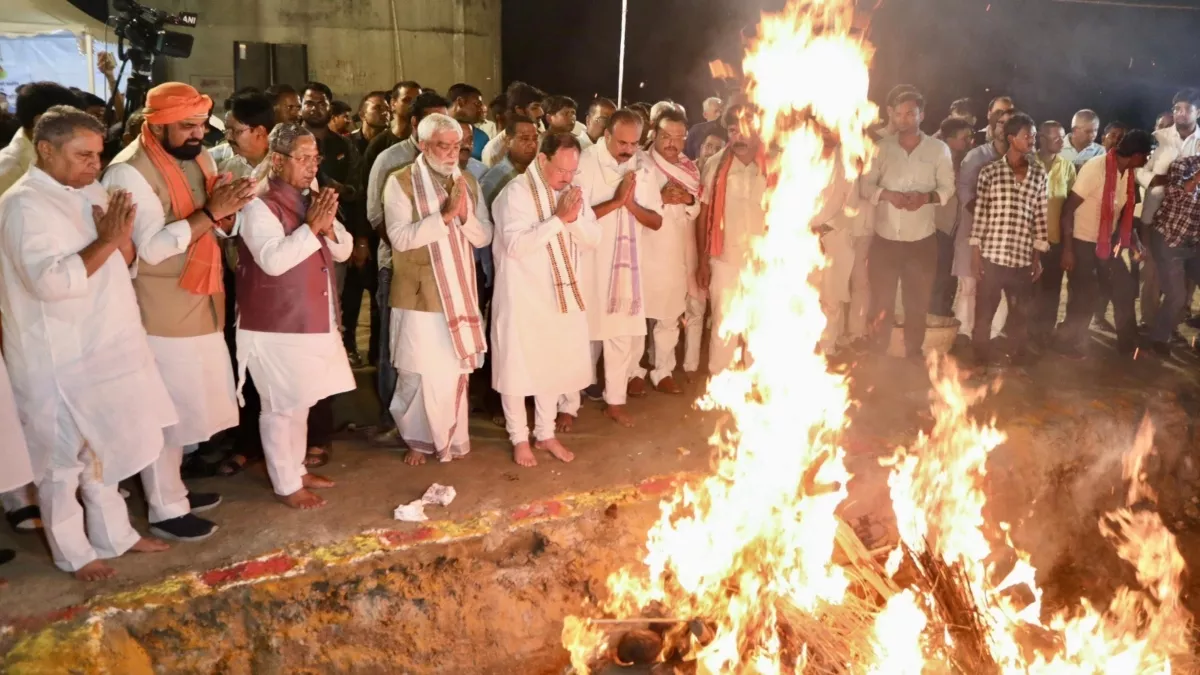 Sushil Modi Funeral: पंचतत्व में विलीन हुआ सुशील मोदी का पार्थिव शरीर, नम आंखों से हजारों लोगों ने दी अंतिम विदाई