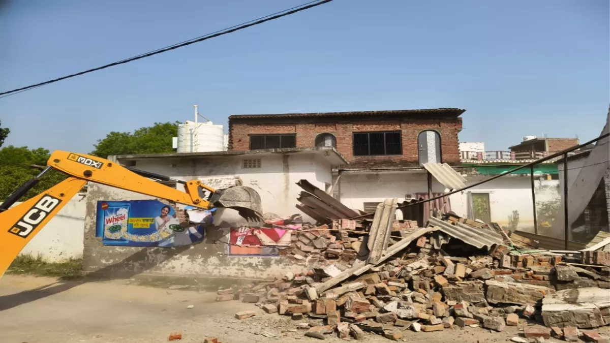 वाराणसी में मार्ग चौड़ीकरण के लिए अतिक्रमण पर चला बुलडोजर, भारी पुलिस बल, पीएसी रही मौजूद