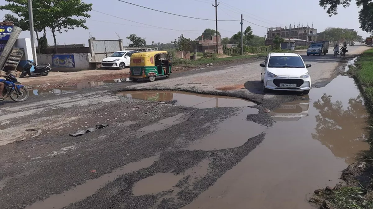 Bihar News:  'बिहार में बहार है लेकिन सड़क पर गड्ढों की भरमार है', रोज पलट रहे वाहन; खतरे में लोगों की जान