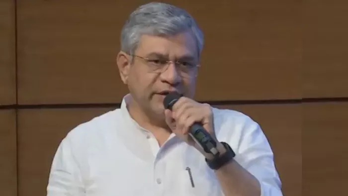 केंद्रीय मंत्री अश्विनी वैष्णव जानकारी देते हुए। फोटो- एएनआई