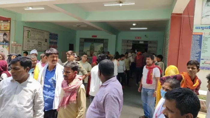 औरंगाबाद के रफीगंज अस्पताल परिसर में लगी भीड़ (जागरण)