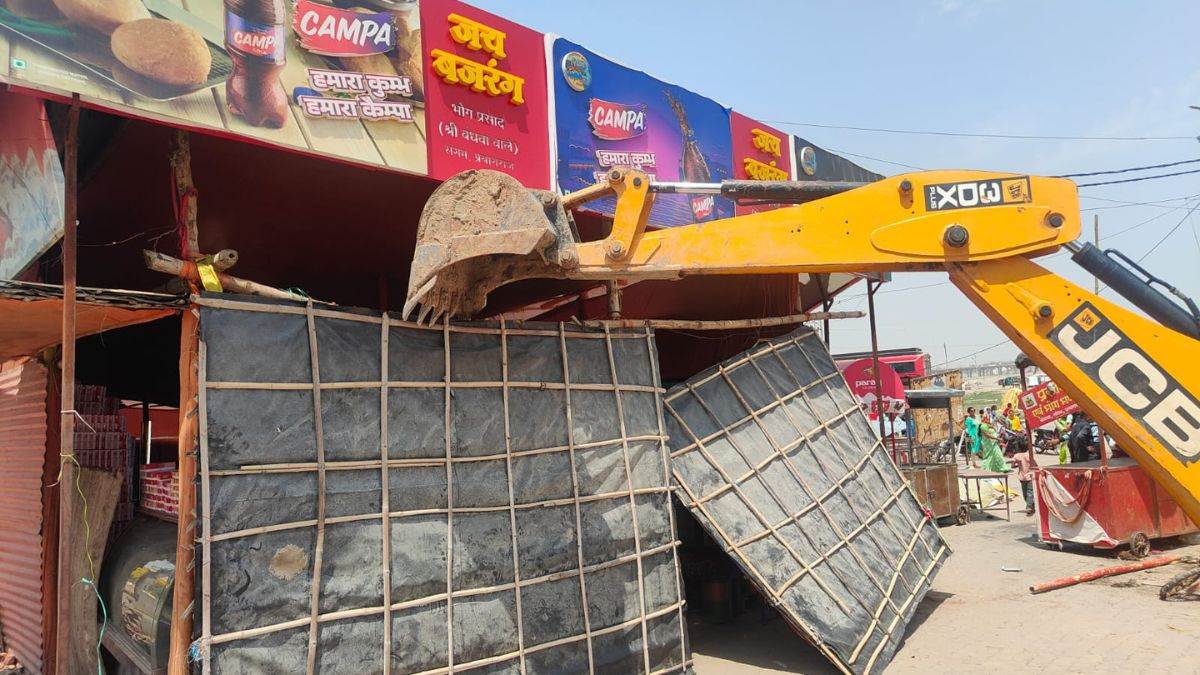 https://www.jagranimages.com/images/newimg/14052025/14_05_2025-bulldozer_prayagraj_23937710.jpg
