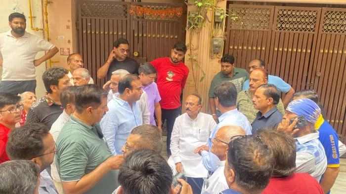 नर्सिंग होम के आसपास के इलाके में दौरे पर पहुंचे दिल्ली सरकार के कैबिनेट मंत्री आशीष सूद।