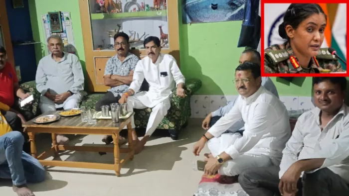 कर्नल सोफिया कुरैशी के घर पहुंचे बीजेपी के नेता (फोटो सोर्स- जेएनएन)