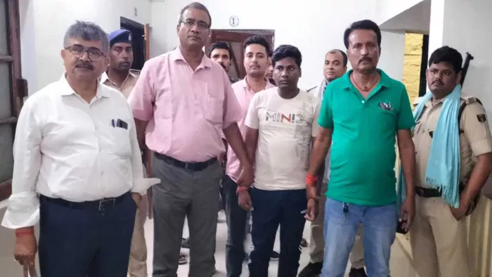 निगरानी की गिरफ्त में असांव थाना के एसआइ। जागरण।