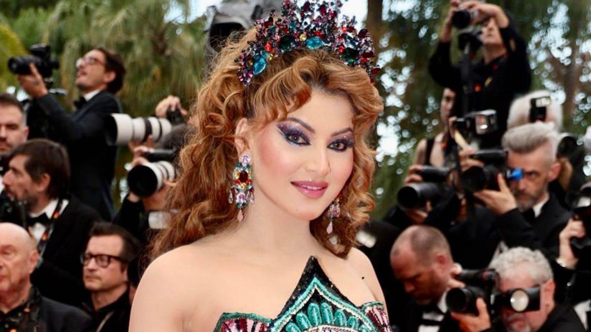 https://www.jagranimages.com/images/newimg/14052025/14_05_2025-urvashi_rautela_parrot_clutch_23937376.jpg