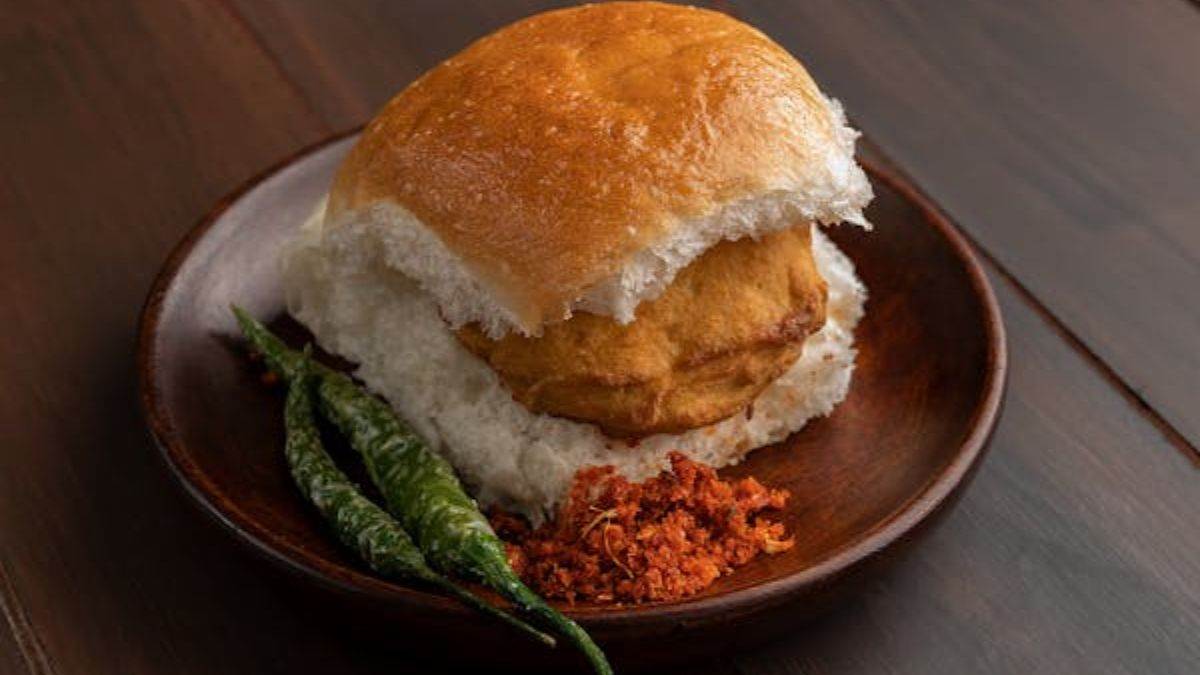https://www.jagranimages.com/images/newimg/14052025/14_05_2025-vada_pao_23937646.jpg