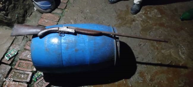 भट्ठी में छापेमारी, भारी मात्रा में शराब के साथ दो गिरफ्तार