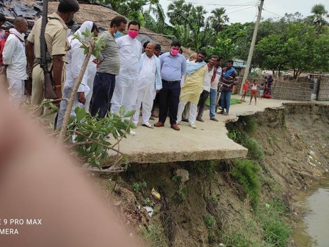 अभियंताओं की टीम ने किया कटाव स्थलों का निरीक्षण