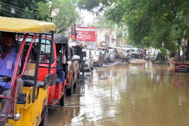 झमाझम बारिश से शहर बना तालाब, भोलानाथ रेलवे अंडरपास के नीचे जमा घुटनेभर पानी