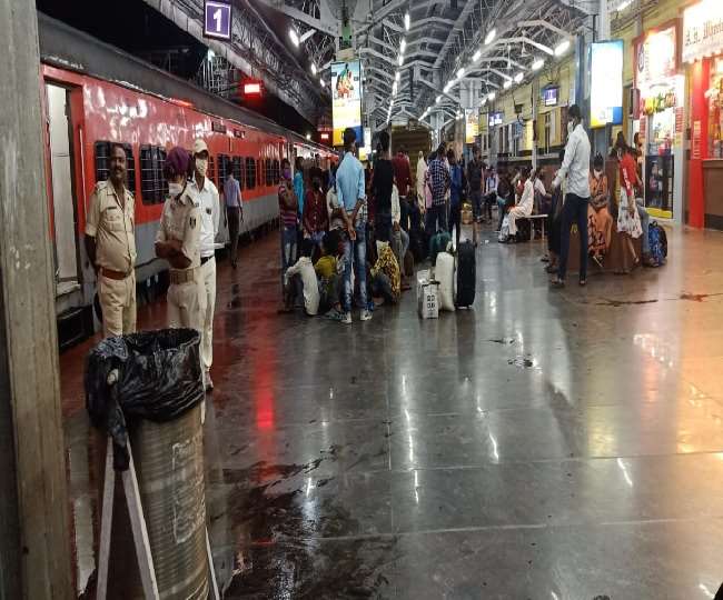 भागलपुर रेलवे जंक्शन पर खड़ी ब्रह्मपुत्र मेल।