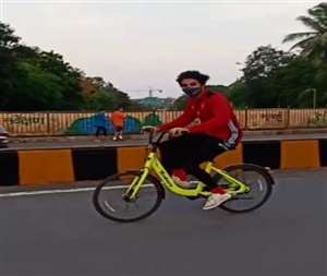 Ibrahim Ali Khan enjoy cycling on the streets of Mumbai, see viral video