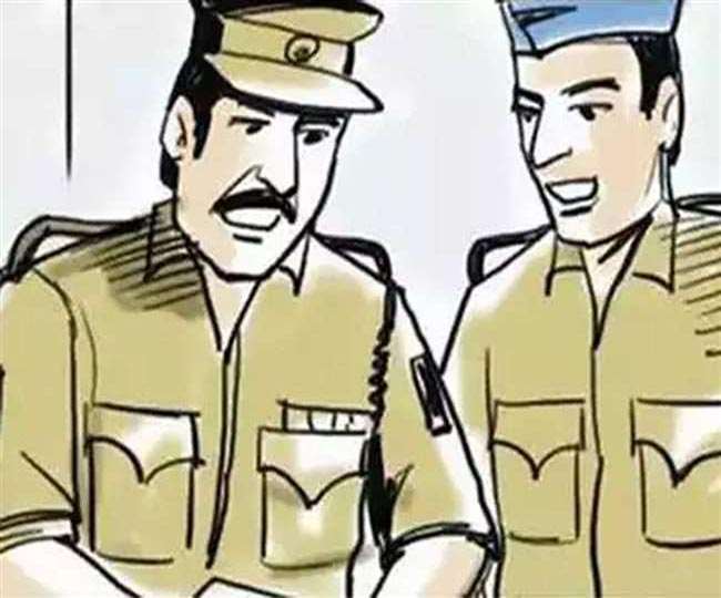 In Buxar the police kept beating their heads all day over a mischief on the internet media a large number of people reached the police station